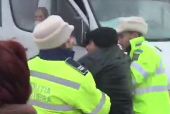 VIDEO: Patronul din Roșia de Amaradia, imobilizat de polițiști, obligat să plătească daune morale unui agent! Reacția omului de afaceri
