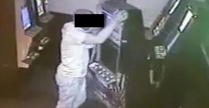 Un bărbat care a pierdut toți banii la jocurile de noroc, reținut! Ce i-a făcut unei angajate