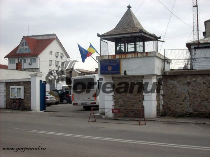 Încătușati pentru vătămare corporală și mărturie mincinoasă