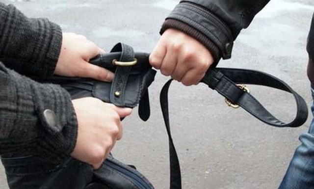 A încercat să fure geanta unei femei