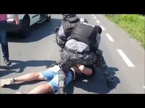 VIDEO: Unul dintre agresorii care au bătut un om de afaceri cu ranga, pe o stradă din Târgu-Jiu, ridicat de polițiști din trafic