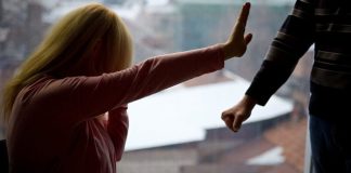 Tânărul care și-a agresat soția, din gelozie, pus sub control judiciar