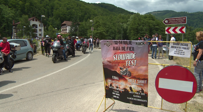 Tricolorul motocicliștilor, la Peștera Muierilor