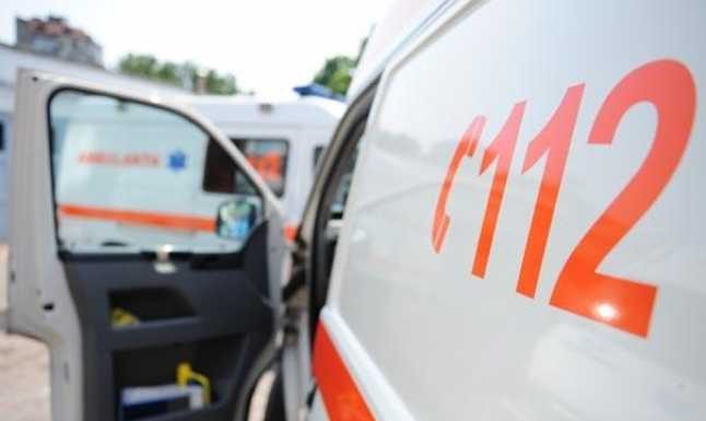 Șoferiță rănită, după ce a intrat cu mașina într-un podeț