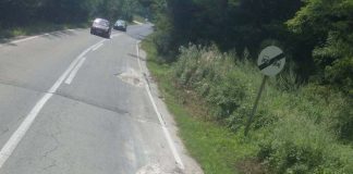 Constructorul de pe DN67B reabilitează, mai ales, în afara părții carosabile! Poliții și primării, cu asfalt proaspăt turnat, iar gropile sunt astupate artizanal