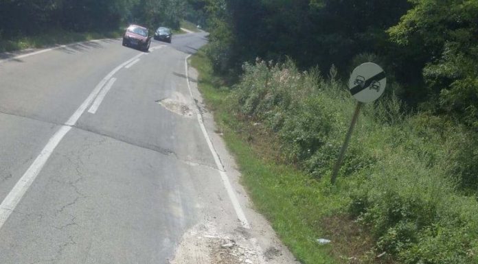 Constructorul de pe DN67B reabilitează, mai ales, în afara părții carosabile! Poliții și primării, cu asfalt proaspăt turnat, iar gropile sunt astupate artizanal