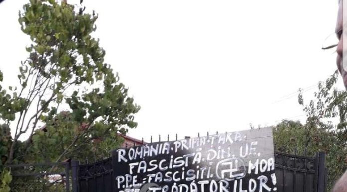 Svastica și ,,România, prima țară fascistă din UE”, afișate pe poarta unui pensionar din Logrești! Poliția i-a întocmit dosar penal