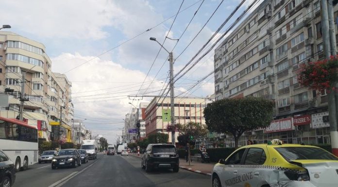 Taxi tamponat la Piața Mare, două victime rănite ușor