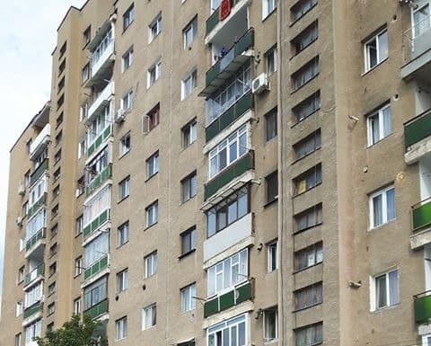 Tânăr din Târgu-Jiu, salvat de o copertină, după ce a căzut de la etajul 2