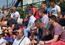 Sarcină a stat la peluză. Galeria nu l-a iertat