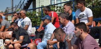 Sarcină a stat la peluză. Galeria nu l-a iertat