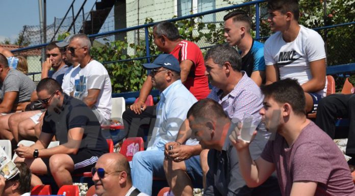 Sarcină a stat la peluză. Galeria nu l-a iertat