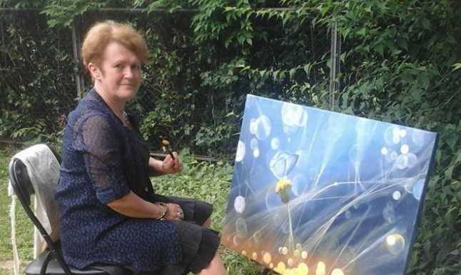 O pensiune din Turcinești expune în weekend tablourile unei pictorițe din Cluj