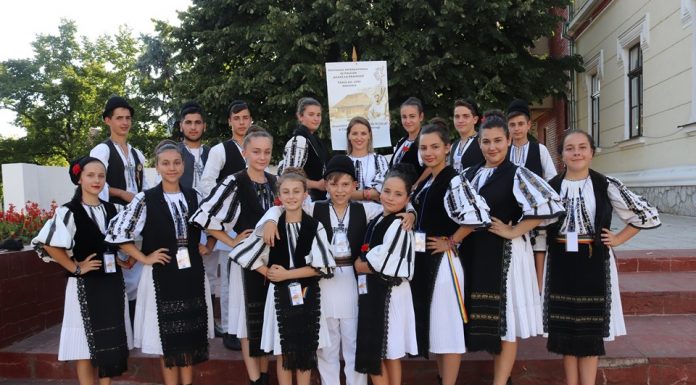 Ansamblu din Gorj, la Festivalul Brânzei și al Țuicii