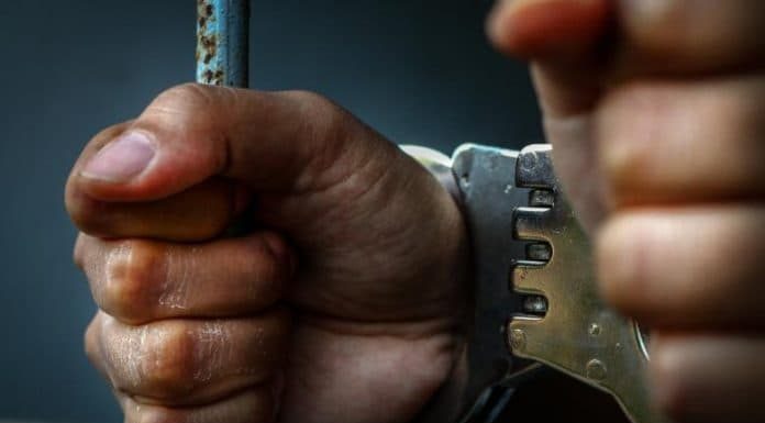 Bucureșteanul arestat la Târgu-Jiu, după ce ar fi amenințat o femeie că va publica imagini compromițătoare, rămâne în arest