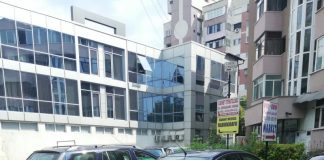 Mașini parcate pe trotuar, în buricul Târgului! Nicio sancțiune, locatarii nemulțumiți