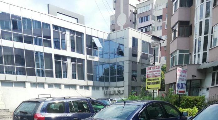Mașini parcate pe trotuar, în buricul Târgului! Nicio sancțiune, locatarii nemulțumiți