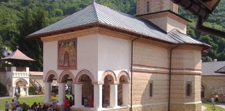 Sfântă Liturghie Arhierească la Hramul Mănăstirii Polovragi, judeţul Gorj – ,,Maica Domnului este preamărită, pentru că o vedem în clipa «adormirii» cu Mântuitorul Hristos lângă dânsa, cu îngerii şi cu toate puterile cereşti”!