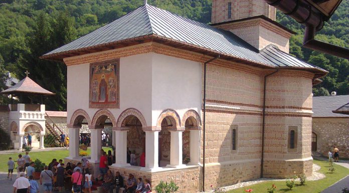 Sfântă Liturghie Arhierească la Hramul Mănăstirii Polovragi, judeţul Gorj – ,,Maica Domnului este preamărită, pentru că o vedem în clipa «adormirii» cu Mântuitorul Hristos lângă dânsa, cu îngerii şi cu toate puterile cereşti”!