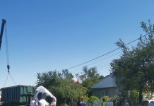 Galerie foto: Mașină de mare tonaj, răsturnată la Bîlteni! Se lucrează la ridicarea acesteia