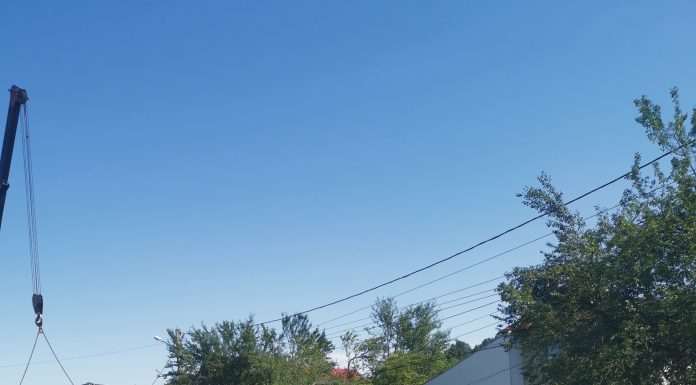 Galerie foto: Mașină de mare tonaj, răsturnată la Bîlteni! Se lucrează la ridicarea acesteia