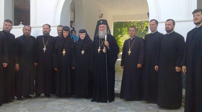 Sfântă Liturghie Arhierească la Mănăstirea «Sfânta Treime» de la Strâmba-Jiu, Oraşul Turceni, judeţul Gorj – ,,Te compari cu alţii mai neputincioşi decât tine, fără să gândeşti că termenul de comparaţie, nu este între cei slabi şi neputincioşi, ci, între cei drepţi şi sfinţi”!