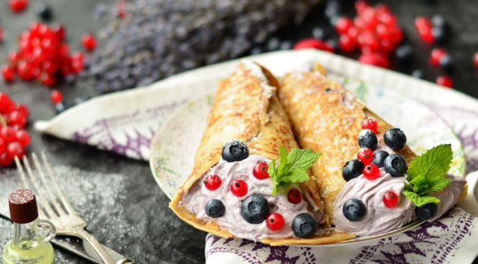 Reţeta săptămânii – Clătite cu mousse de afine