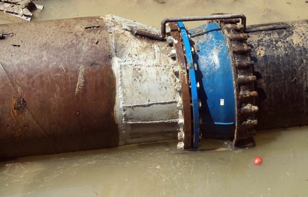Conducta de aducțiune pentru opt puțuri din Târgu-Cărbunești, spartă