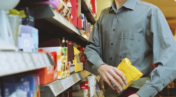 Furt de parfumuri într-un magazin din Motru