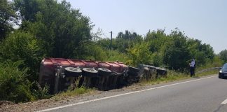 Autotren încărcat cu piatră, răsturnat la Castrul Roman