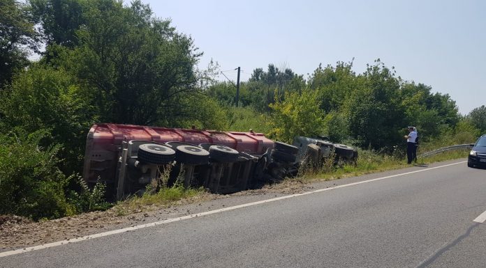 Autotren încărcat cu piatră, răsturnat la Castrul Roman