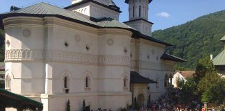 Sfântă Liturghie Arhierească la Sărbătoarea «Schimbarea la Faţă a Domnului», de la Mănăstirea Lainici, Gorj – “Schimbarea la Faţă, Sărbătoarea deosebită din Postul Adormirii Maicii Domnului, ne surprinde şi anul acesta cu bucurii, cu daruri duhovniceşti”!