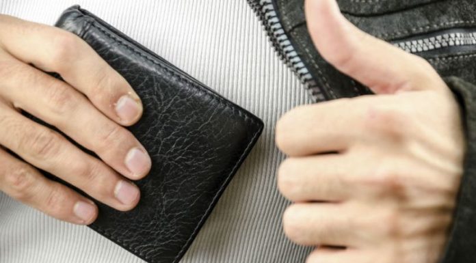 Femeie din Novaci, deposedată de 200 de euro chiar de iubitul său