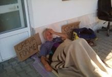 Și-a întins patul în fața Primăriei Bîlteni! Un localnic, a doua zi de greva foamei