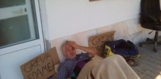 Și-a întins patul în fața Primăriei Bîlteni! Un localnic, a doua zi de greva foamei