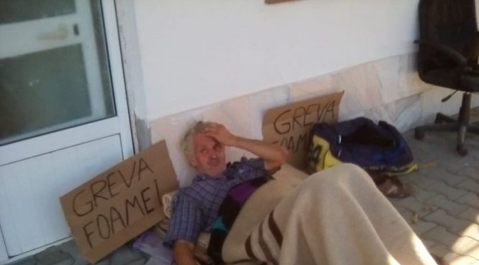 Și-a întins patul în fața Primăriei Bîlteni! Un localnic, a doua zi de greva foamei