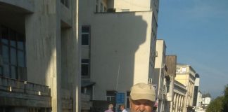 VIDEO: Protest cu mesaje dure, la Palatul Justiției din Târgu-Jiu, făcut de un septuagenar: ,,M..E magistrați corupți, depravați”!