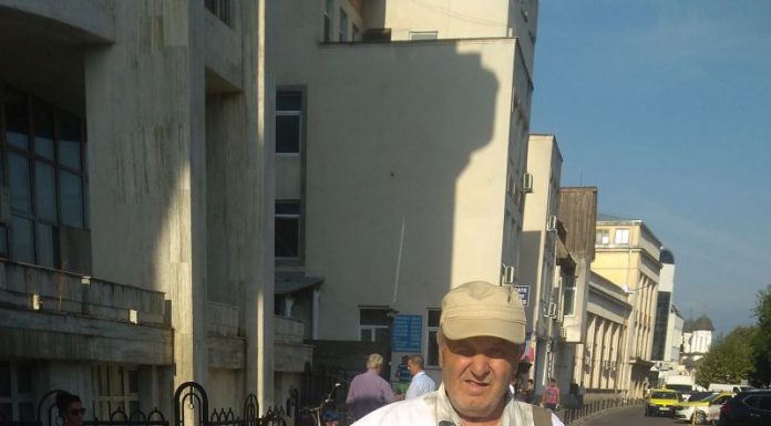 VIDEO: Protest cu mesaje dure, la Palatul Justiției din Târgu-Jiu, făcut de un septuagenar: ,,M..E magistrați corupți, depravați”!