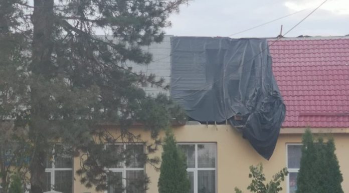 Prelată în loc de acoperiș, la Școala Gimnazială Câlnic!