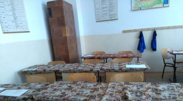 12 elevi de la Școala Primară Vlăduleni, mutați la o unitate deplorabilă din Bâlteni! Învață într-o încăpere a fostului internat