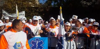 Sindicaliștii de la Serviciul Județean de Ambulanță Gorj fac miting de sensibilizare în fața Parlamentului