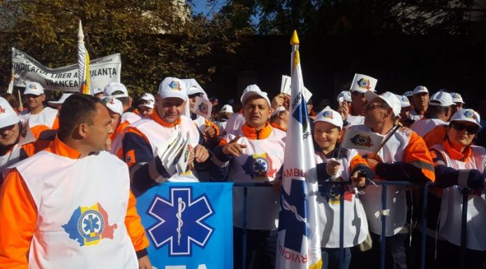 Sindicaliștii de la Serviciul Județean de Ambulanță Gorj fac miting de sensibilizare în fața Parlamentului