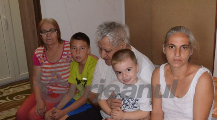 Trei adulți și doi copii trăiesc împreună într-o garsonieră socială de 35 de mp! Copiii dorm alături de doi bătrâni cu handicap, unul fiind complet orb
