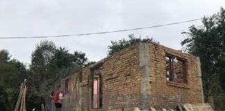 Casă din chirpici, modernizată pentru doi copii din Scoarța