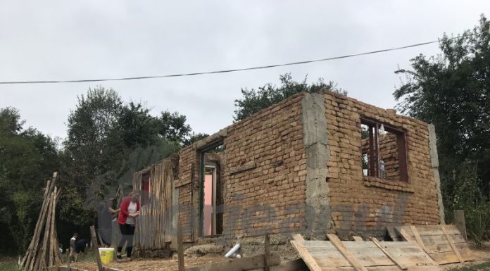 Casă din chirpici, modernizată pentru doi copii din Scoarța