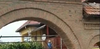 VIDEO: Salariați ai Primăriei Stănești, prinși în timp ce îi vopseau pridvorul casei edilului Blideanu, în timpul programului de lucru! Reacția primarului: Și ce, mă!