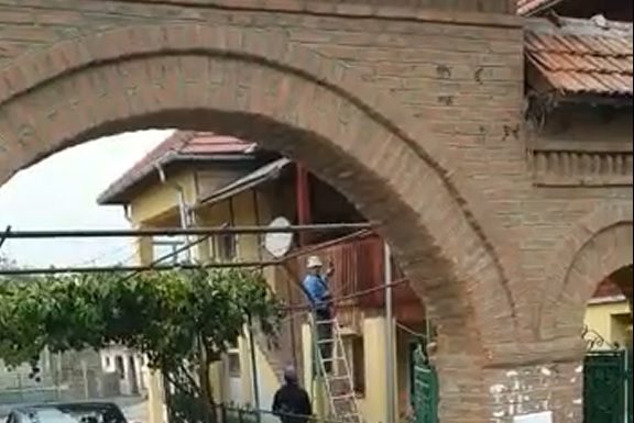 VIDEO: Salariați ai Primăriei Stănești, prinși în timp ce îi vopseau pridvorul casei edilului Blideanu, în timpul programului de lucru! Reacția primarului: Și ce, mă!