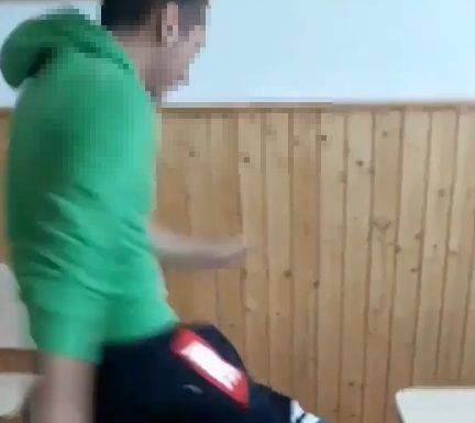 Elev lovit cu piciorul în cap de către un coleg, la liceul din Țicleni