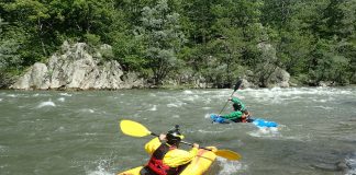 Amatorii de caiace, invitaţi la un curs pe râul Jiu