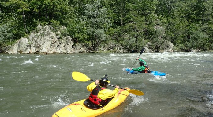 Amatorii de caiace, invitaţi la un curs pe râul Jiu